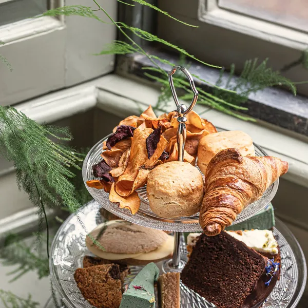 Etagere met scones, croissant en taartjes